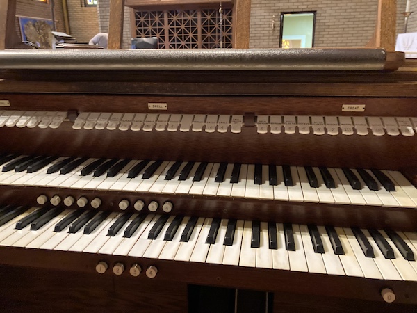 St. John's, Cuyahoga Falls organ console