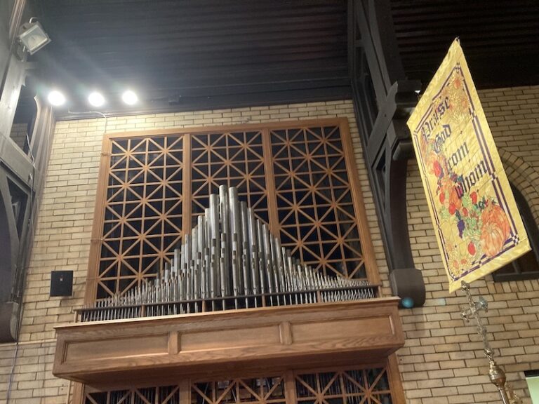 St. John's, Cuyahoga Falls organ case